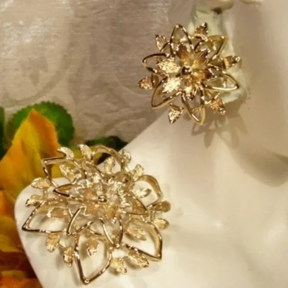 Sarah Coventry Gold Floral Brooch Set - Picture 2 of 3